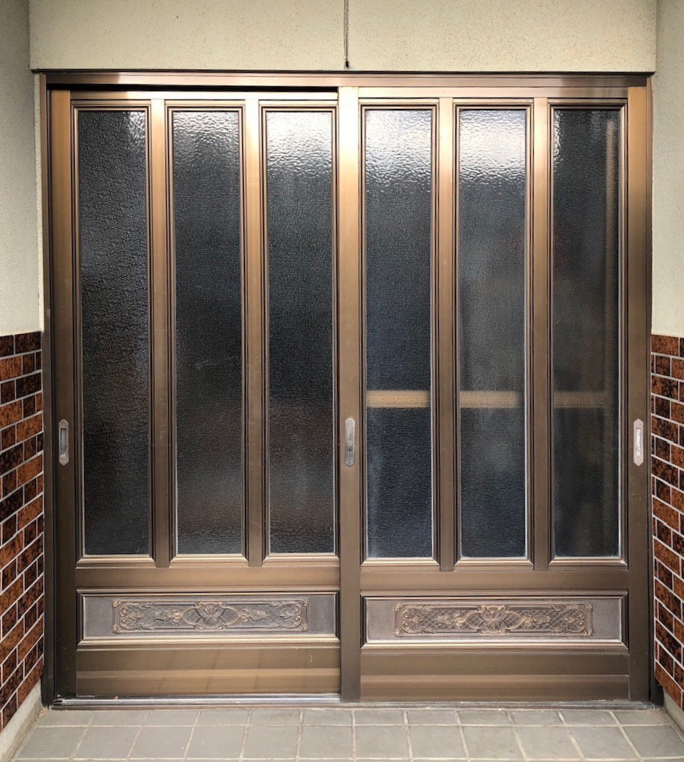 中原建材の江津市で古くなった玄関引き戸をリシェントに交換リフォームした事例の施工前の写真1