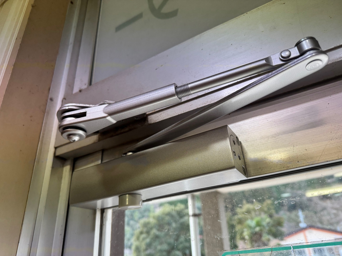 中原建材の公共施設入口のドアクローザーを交換しましたの施工後の写真1