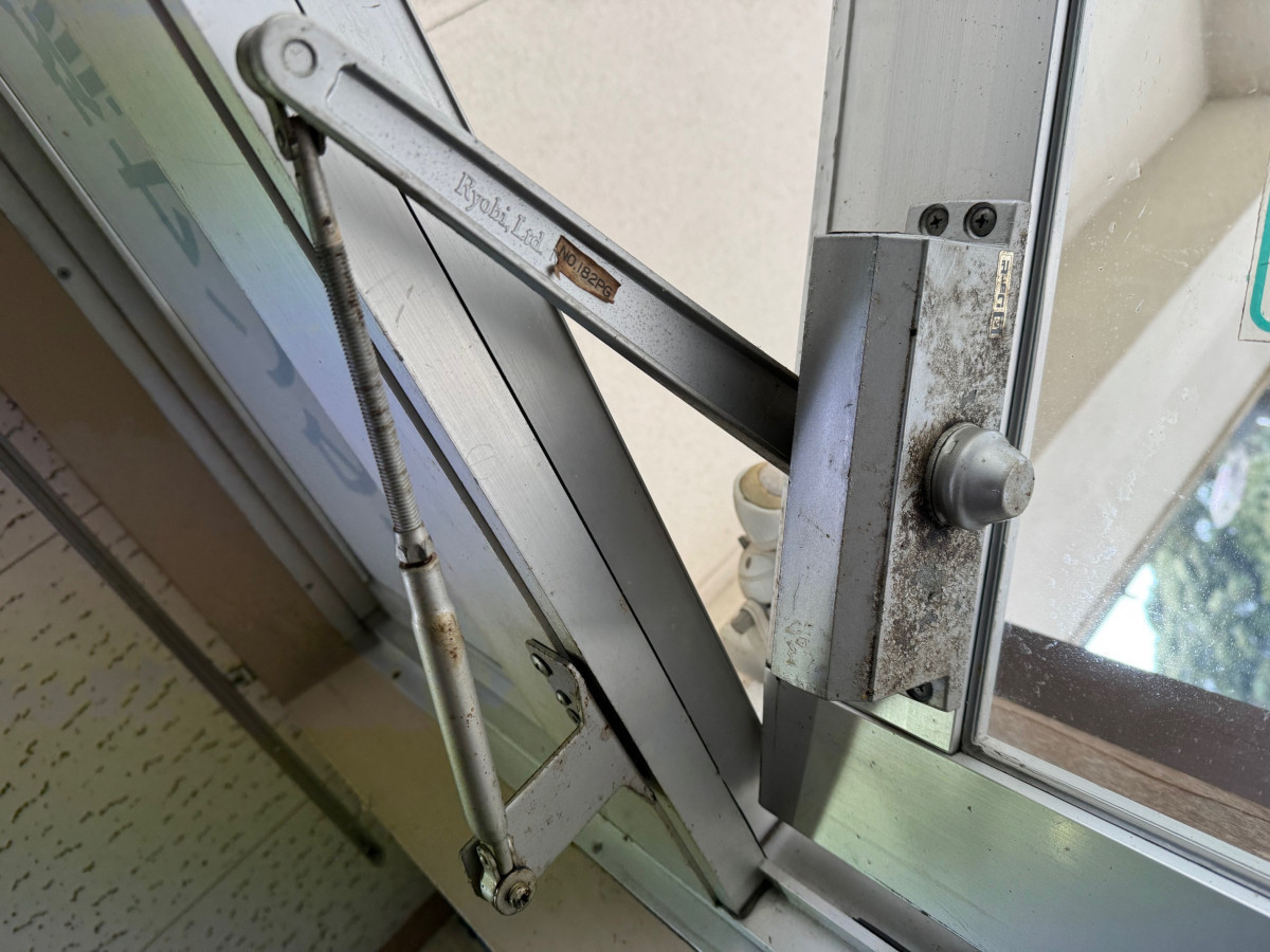 中原建材の公共施設入口のドアクローザーを交換しましたの施工前の写真1