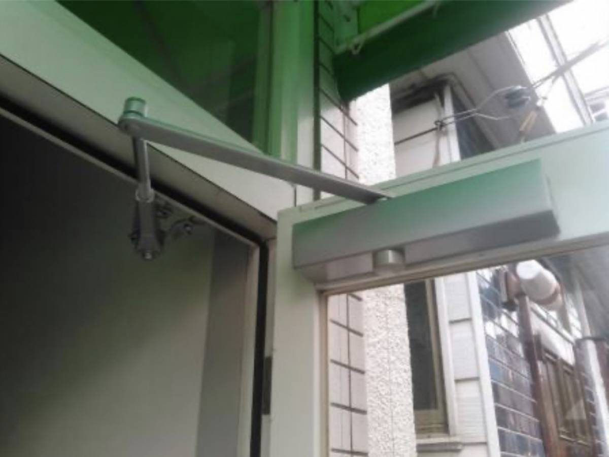 相川スリーエフのドア部品交換　ドアクローザー取り替えの施工後の写真1