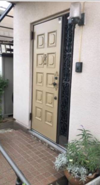 相川スリーエフの玄関ドアリフォームの施工前の写真1