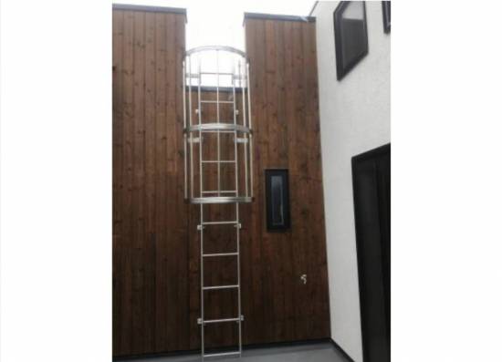 相川スリーエフの屋上に登るタラップです。施工事例写真1