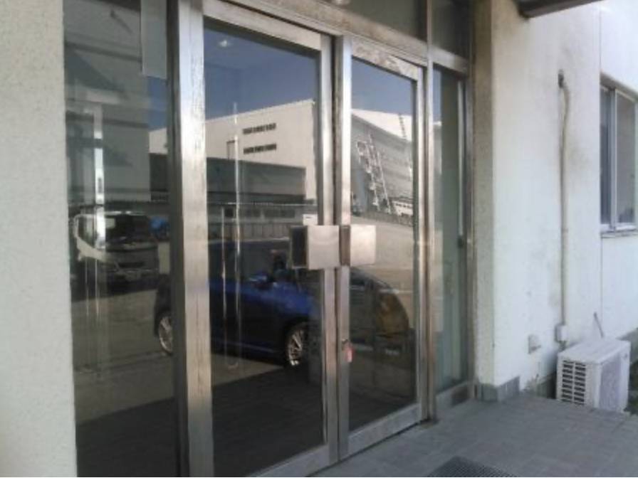 相川スリーエフのステンレスドア　扉の取り替え　の施工前の写真1