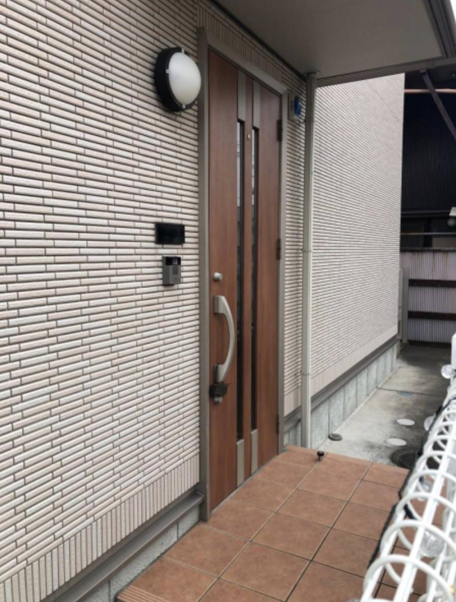 相川スリーエフの玄関ドアリフォームの施工前の写真1