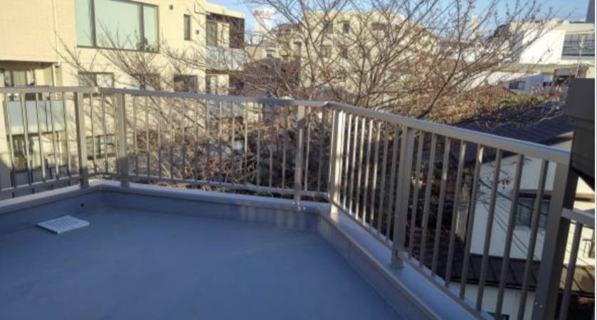 相川スリーエフの屋上にアルミ手すりを付けました。世田谷区の屋上です。の施工後の写真2