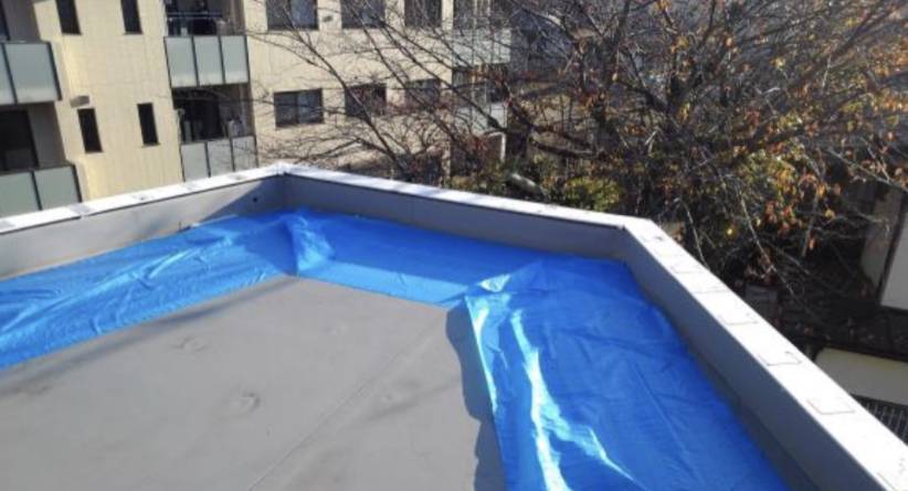 相川スリーエフの屋上にアルミ手すりを付けました。世田谷区の屋上です。の施工前の写真1