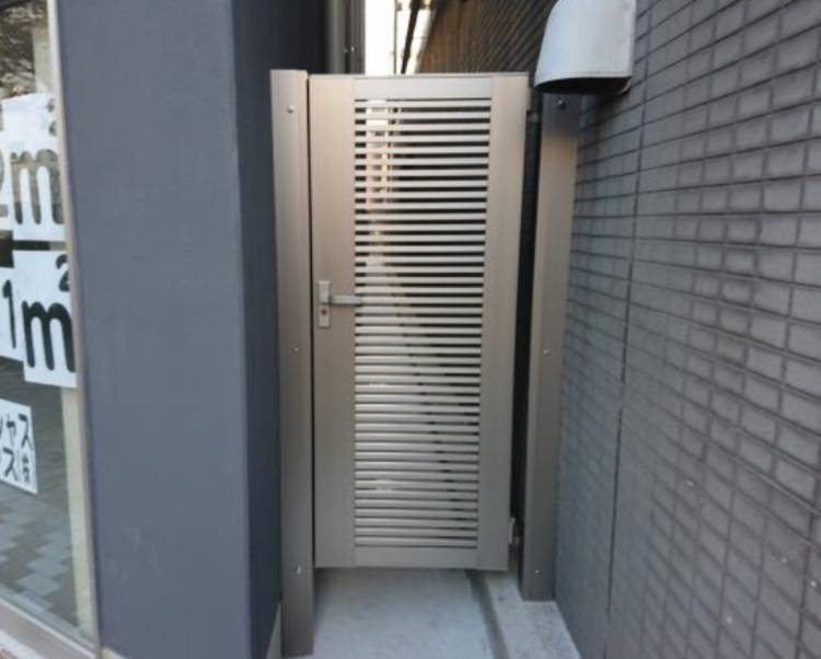 相川スリーエフの建物と建物の間にドアを取り付けました。の施工後の写真2