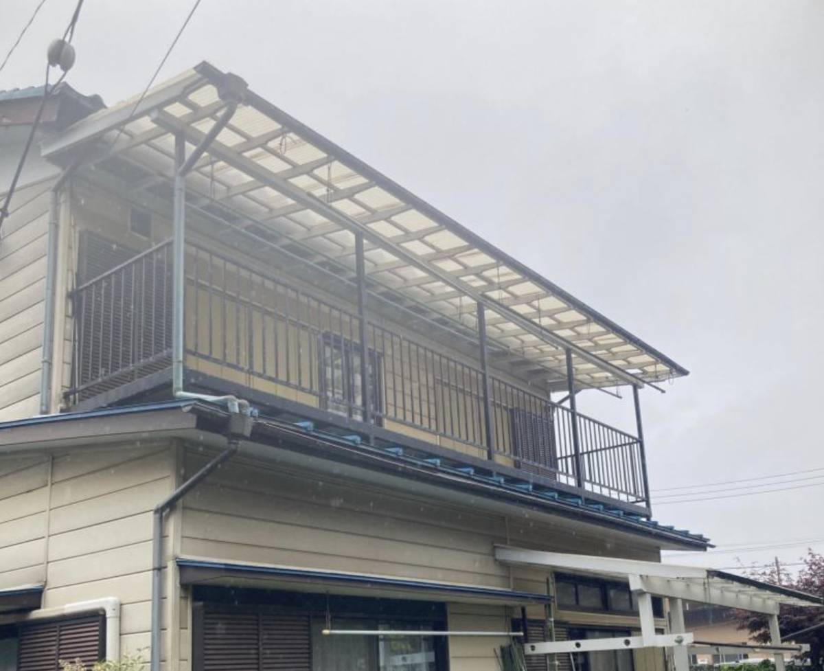 相川スリーエフのベランダ取替えとベランダの屋根取替えの施工前の写真1