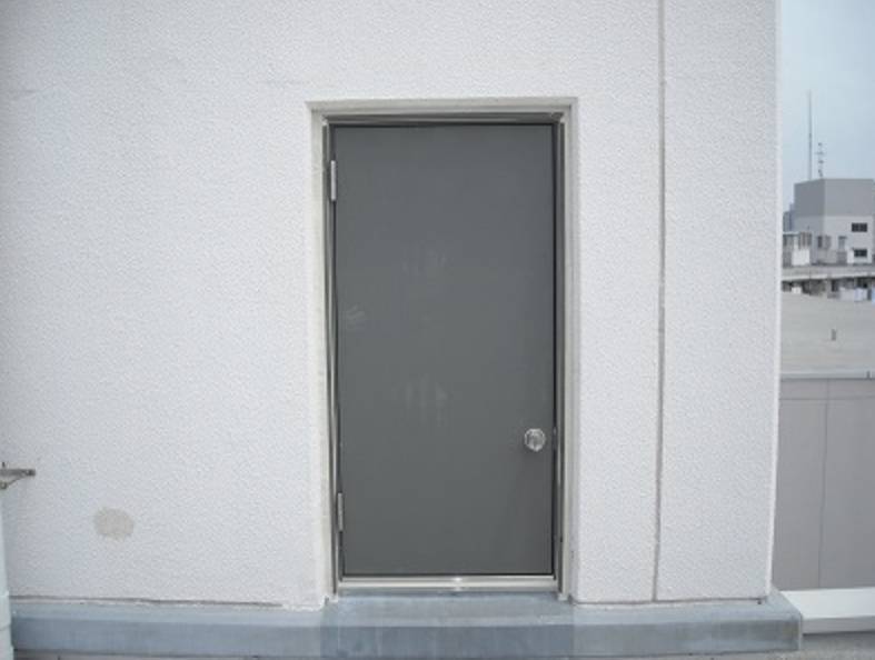 相川スリーエフのマンション屋上の鉄扉を取り替えました。浦安市の分譲マンションです。の施工後の写真1