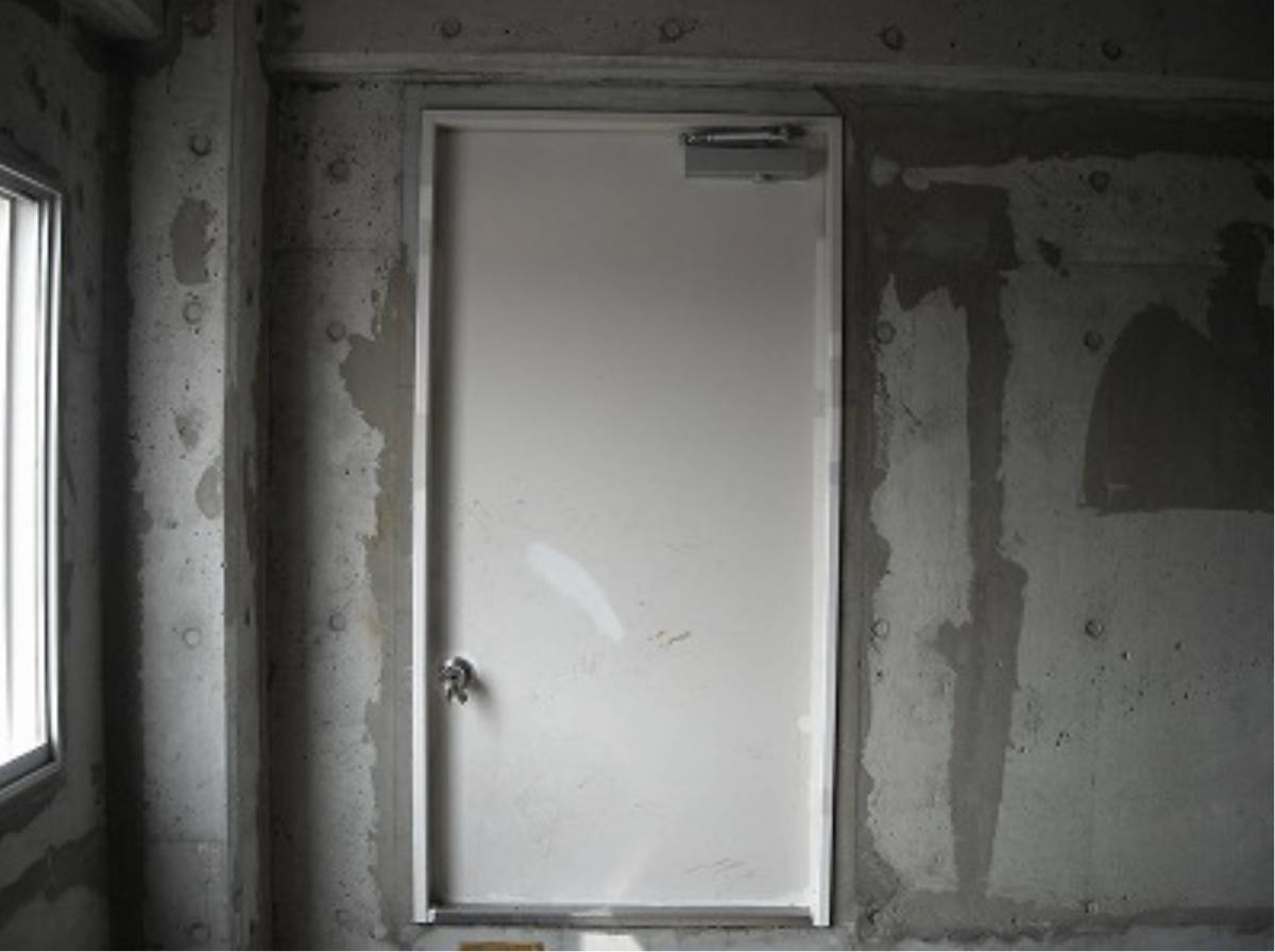相川スリーエフのマンション屋上の鉄扉を取り替えました。浦安市の分譲マンションです。の施工前の写真3