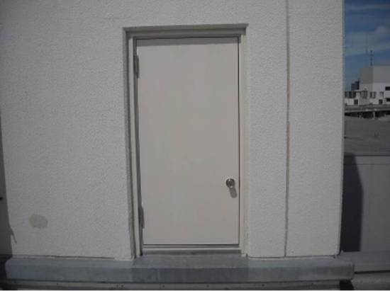 相川スリーエフのマンション屋上の鉄扉を取り替えました。浦安市の分譲マンションです。施工事例写真1