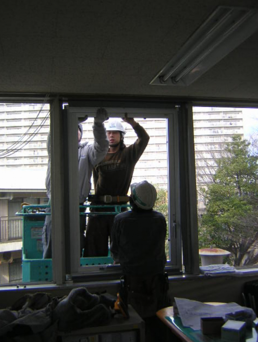 相川スリーエフのカーテンウォールの一部の窓を交換の施工前の写真1