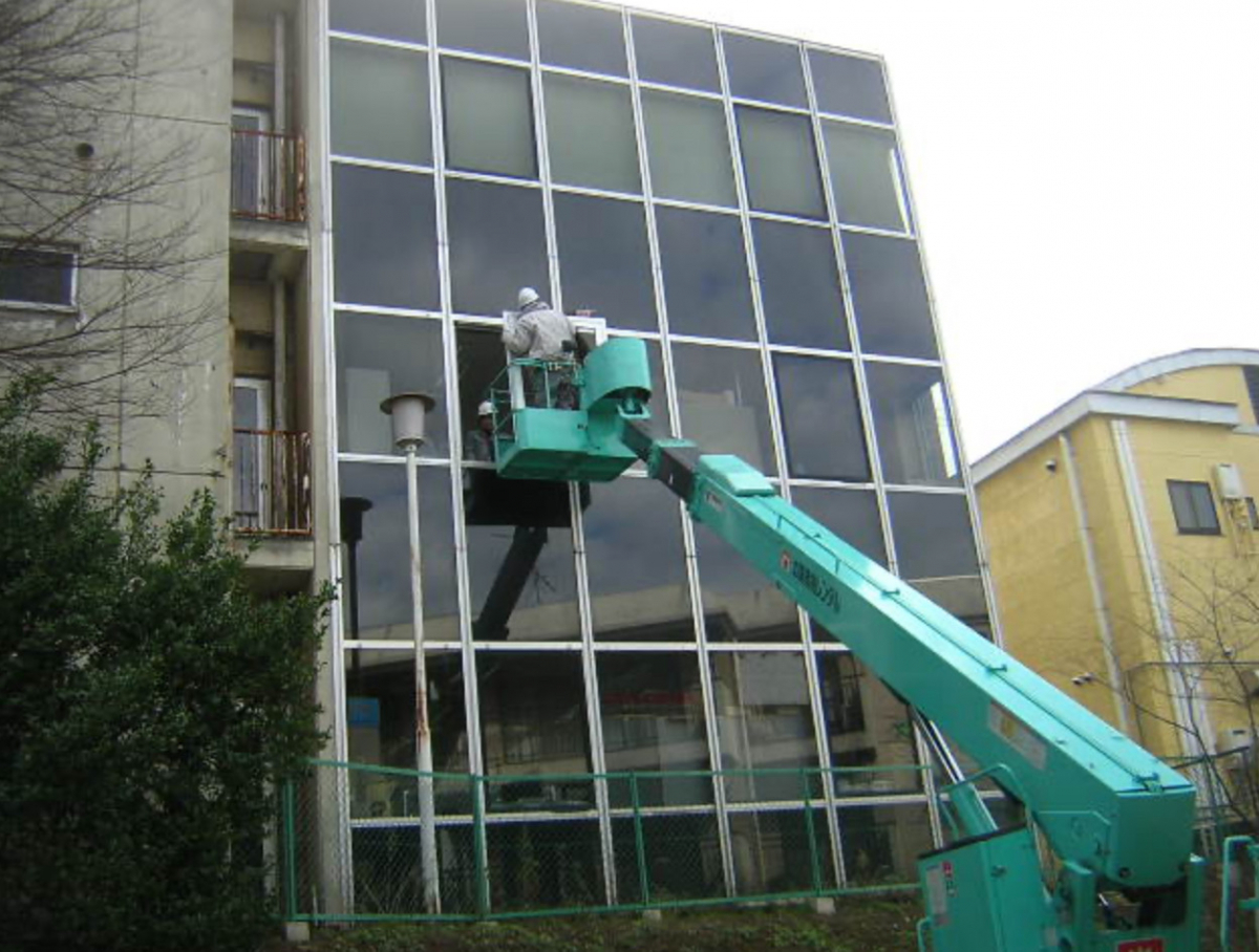 相川スリーエフのカーテンウォールの一部の窓を交換の施工前の写真3