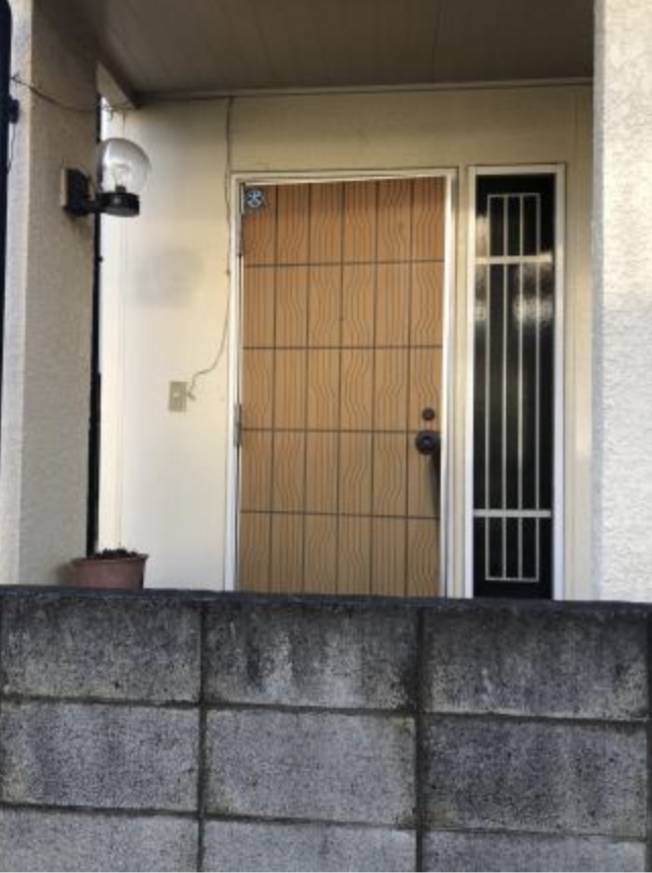 相川スリーエフの玄関ドアをリフォームしました。の施工前の写真1