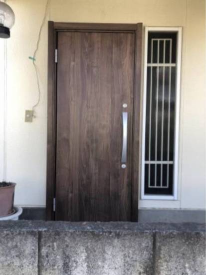 相川スリーエフの玄関ドアをリフォームしました。施工事例写真1
