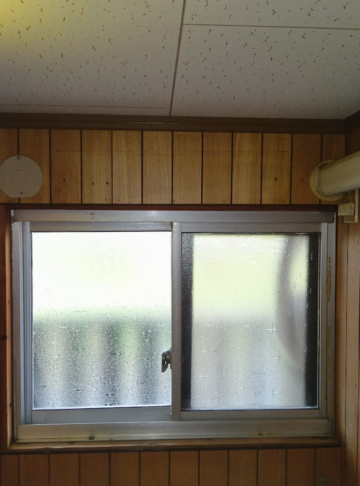 吉村硝子 宇和島営業所の【宇和島市坂下津】 洗面所の窓リフォーム 冬の寒さを軽減しましたの施工前の写真1