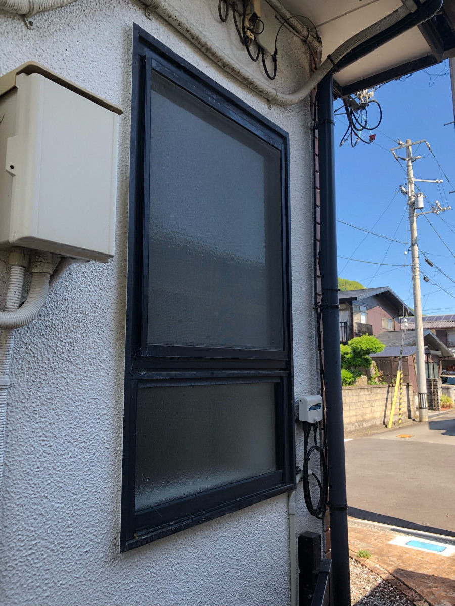 吉村硝子 宇和島営業所の【宇和島市内】古くて開きづらい窓を短い施工時間で新品に！の施工前の写真1