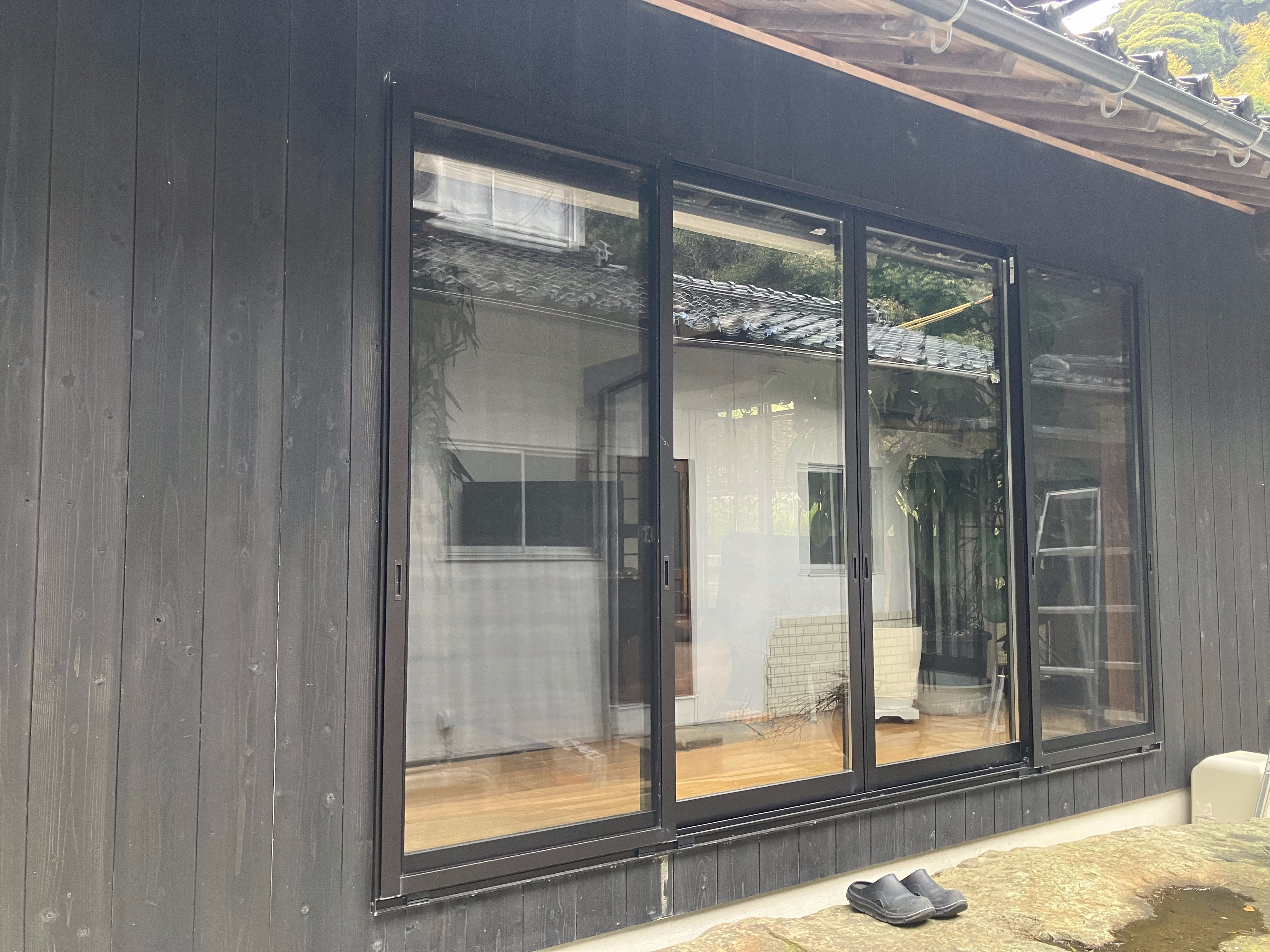 前田硝子建材店の【境港市】雨戸を設置して防風&断熱効果アップの施工前の写真1