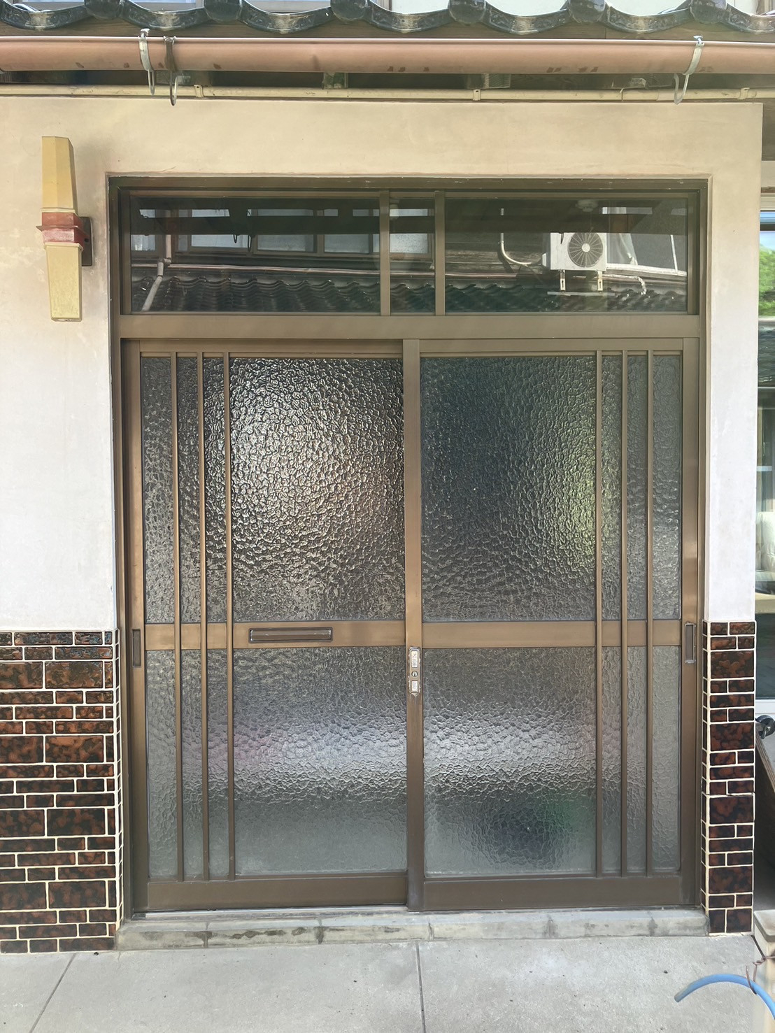 前田硝子建材店の【西伯郡　大山町】玄関リフォームですきま風のお悩みを解決の施工前の写真1