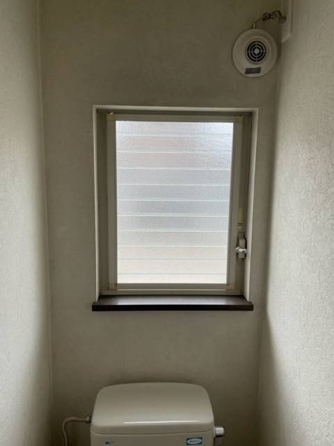 丸美のトイレサッシ交換の施工前の写真2