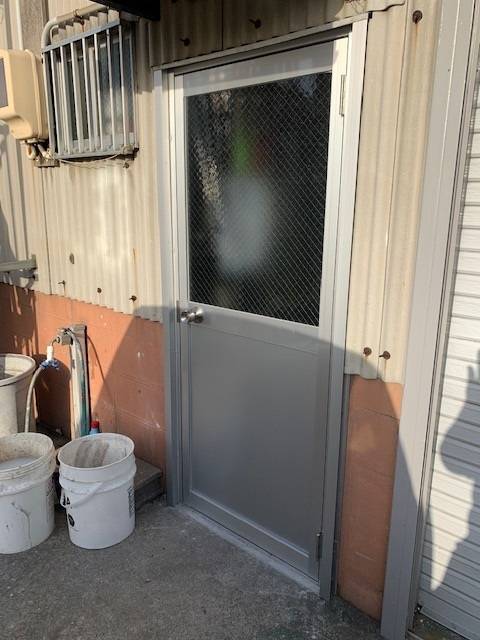 丸美の倉庫入口ドアが壊れてしまった為、カバー工法にて取替しました。の施工後の写真1