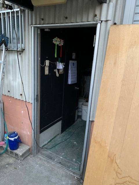 丸美の倉庫入口ドアが壊れてしまった為、カバー工法にて取替しました。の施工前の写真1