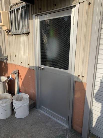 丸美の倉庫入口ドアが壊れてしまった為、カバー工法にて取替しました。施工事例写真1