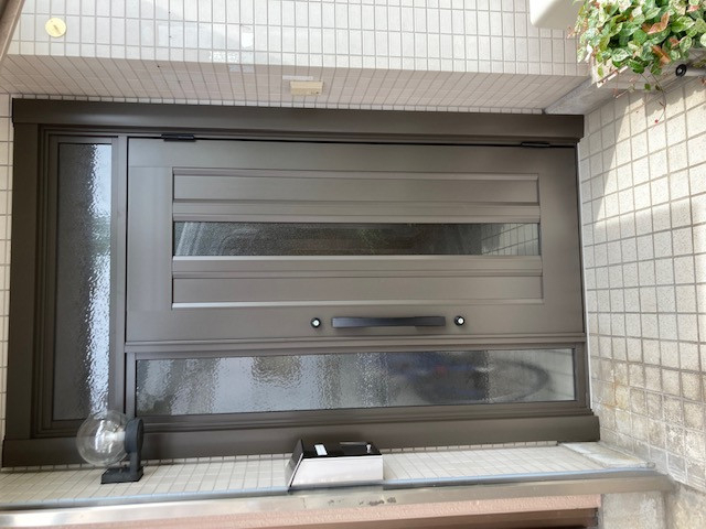 丸美の玄関ドアの取替工事の施工後の写真2