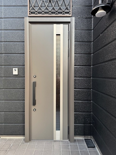 丸美の玄関ドアの交換工事の施工後の写真1