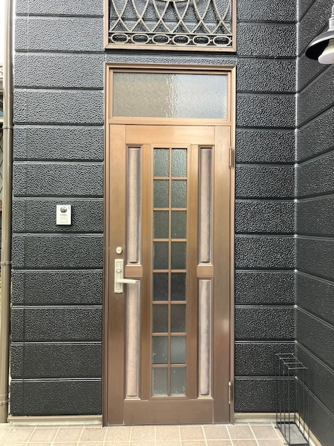 丸美の玄関ドアの交換工事の施工前の写真1