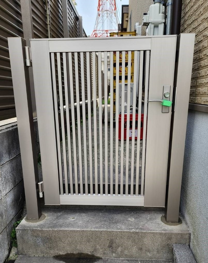 オブハウスの開き門扉の施工の施工後の写真1
