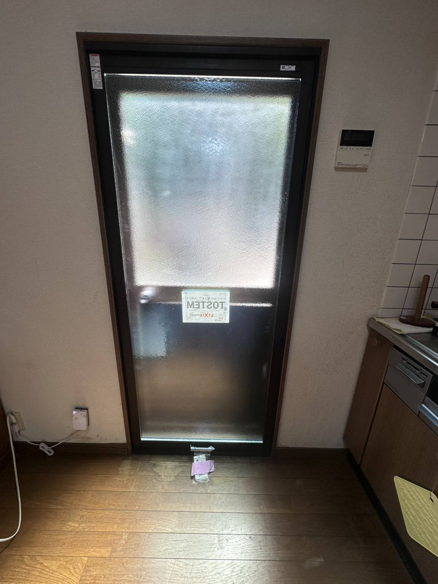オブハウスの勝手口にインプラスの施工後の写真1