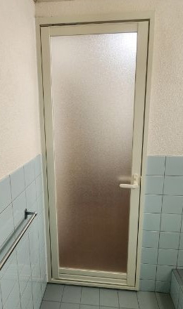 オブハウスの浴室ドア交換の施工前の写真1