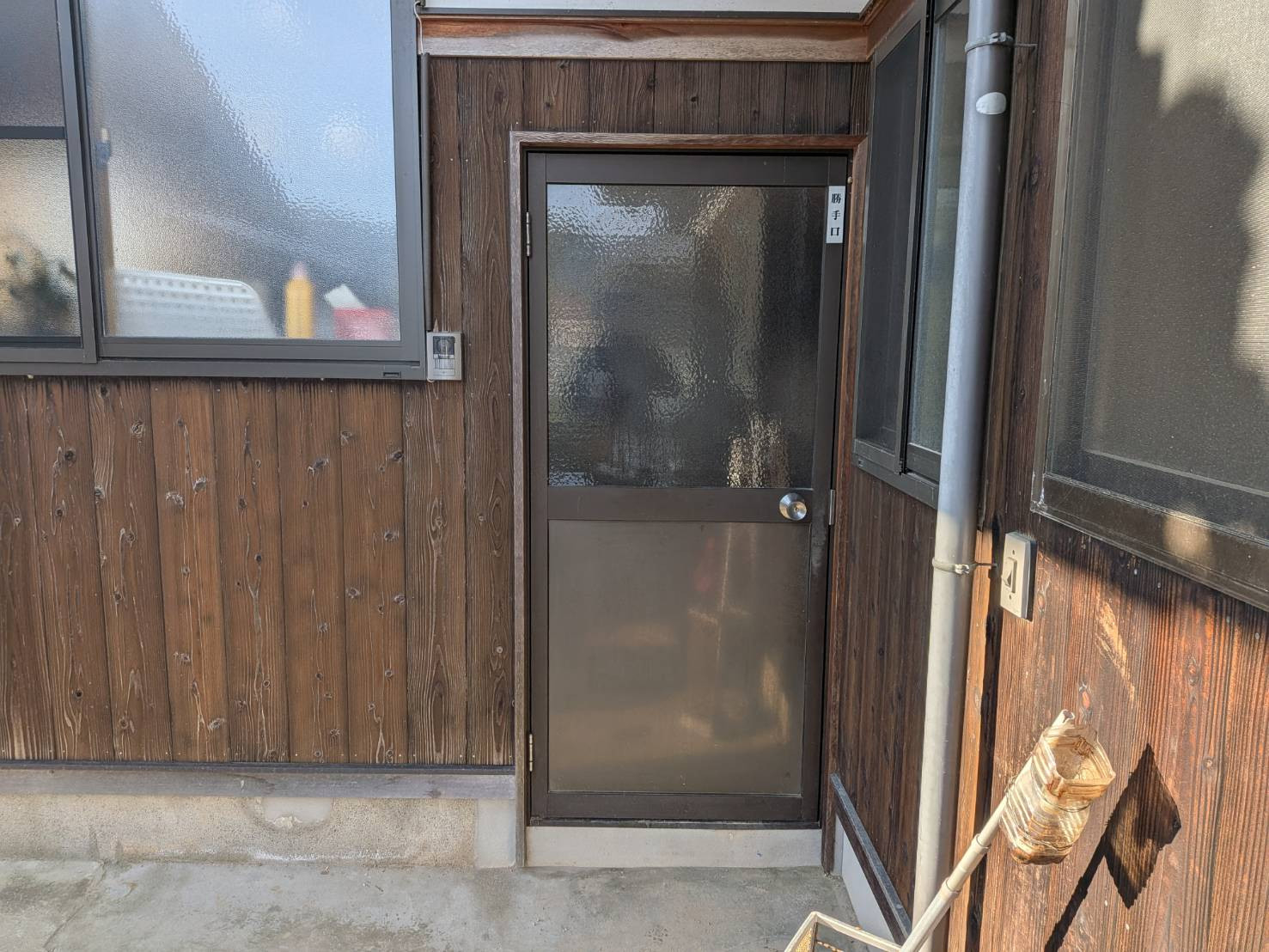 オブハウスの勝手口取替の施工前の写真1