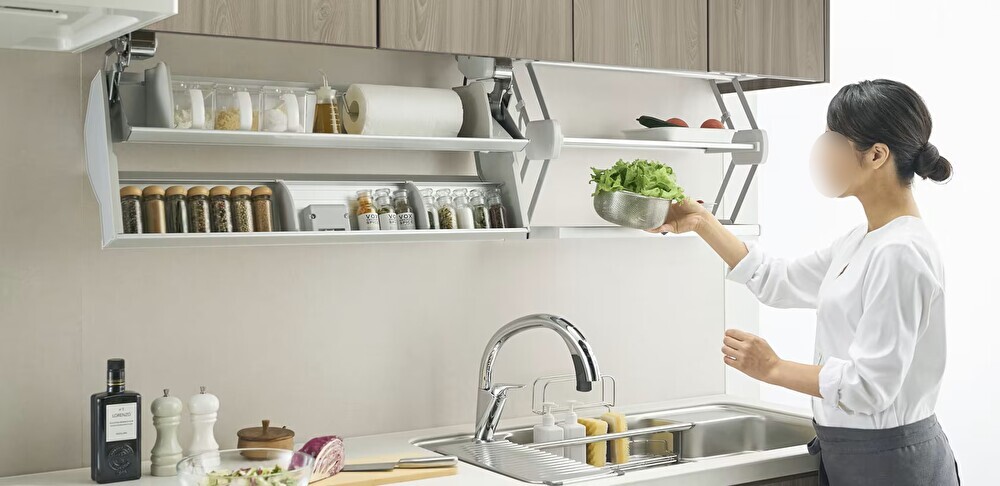 目の前まで下りてくるので、上段も普段使いの収納に 鎌田トーヨーのブログ 写真3