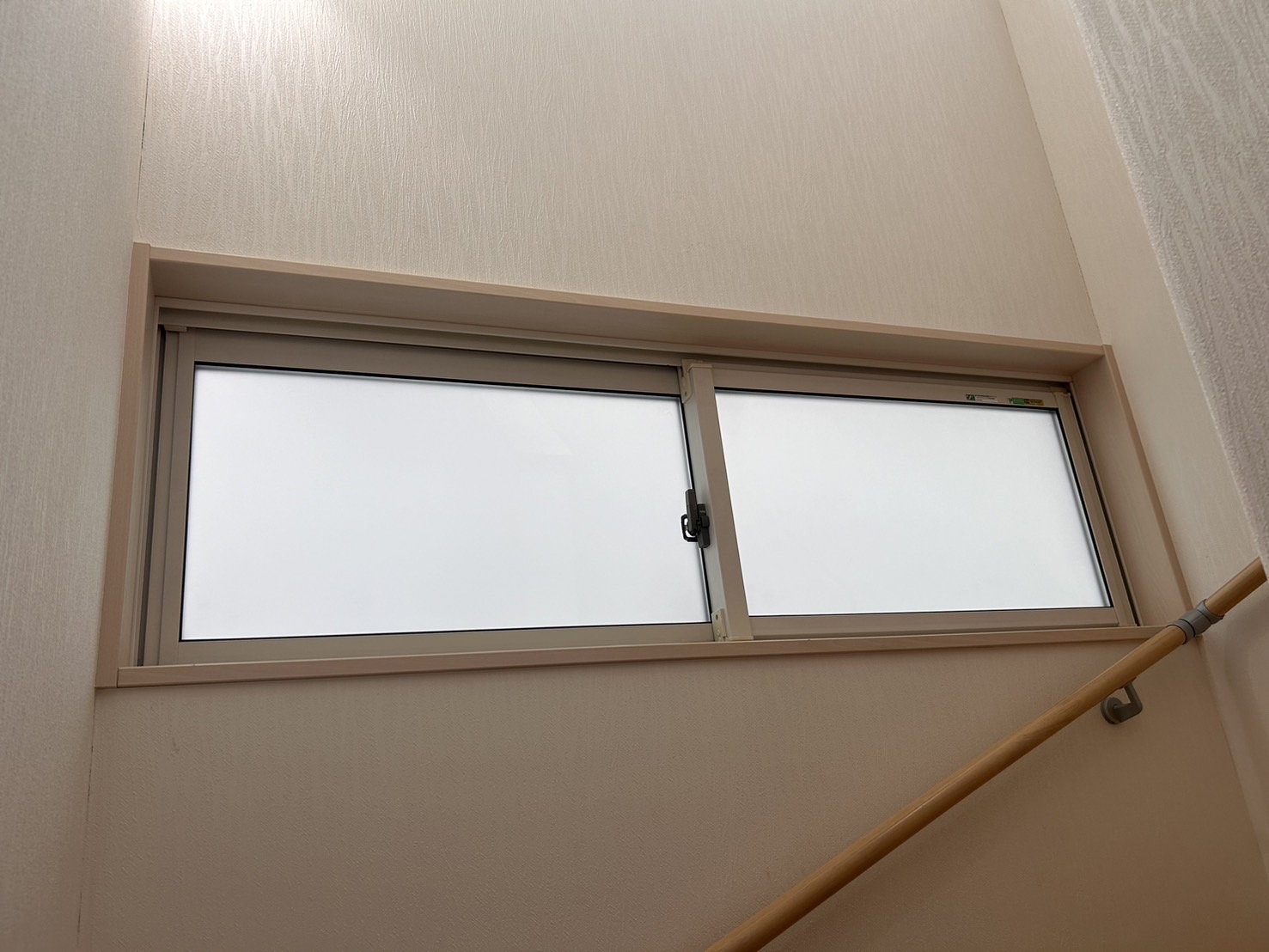 鎌田トーヨーの「階段が寒い…」その原因、この窓でした!🥶【青森・弘前エリアのインプラス施工事例】の施工事例詳細写真1