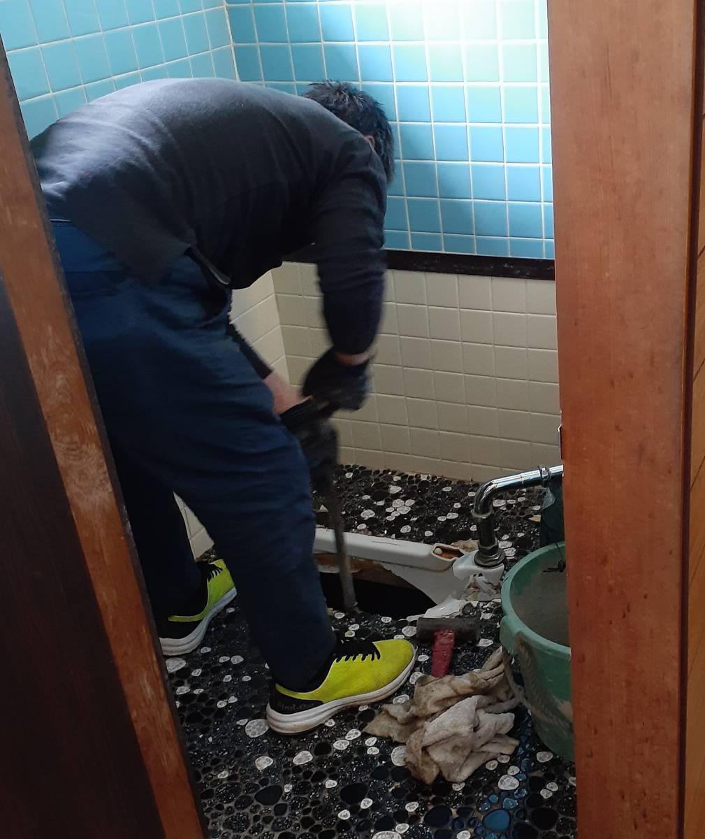 鎌田トーヨー住器の【青森市浪岡】和式トイレから洋式トイレに替えました🚽の施工前の写真3