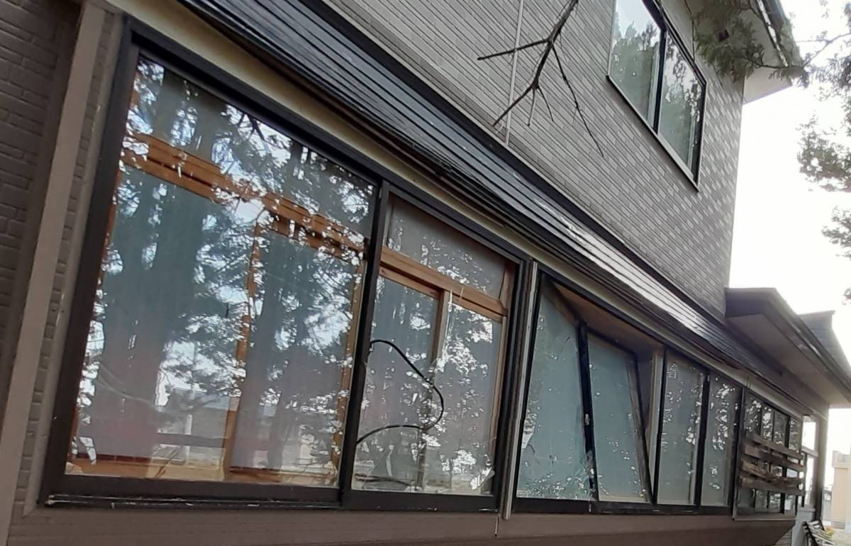 鎌田トーヨー住器の雪の被害😨サッシ・外壁取り替えました💦の施工前の写真1