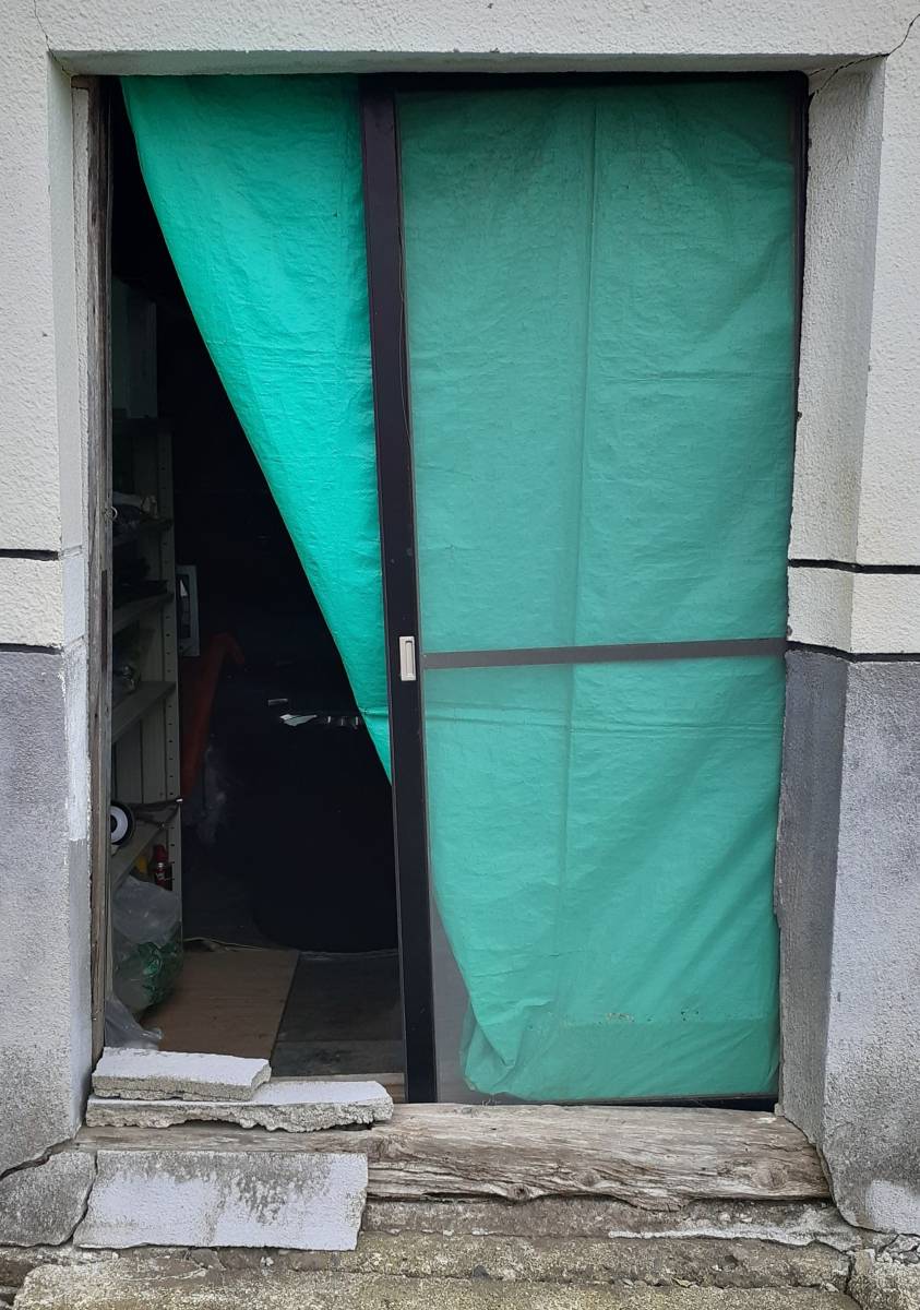 鎌田トーヨー住器の倉庫のドアを取り替えました🚪の施工前の写真1