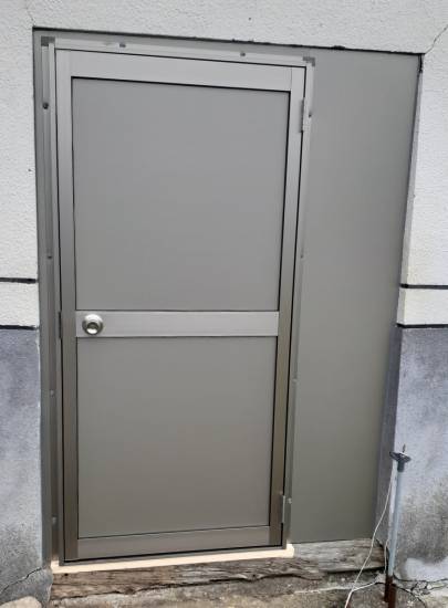 鎌田トーヨー住器の倉庫のドアを取り替えました🚪施工事例写真1