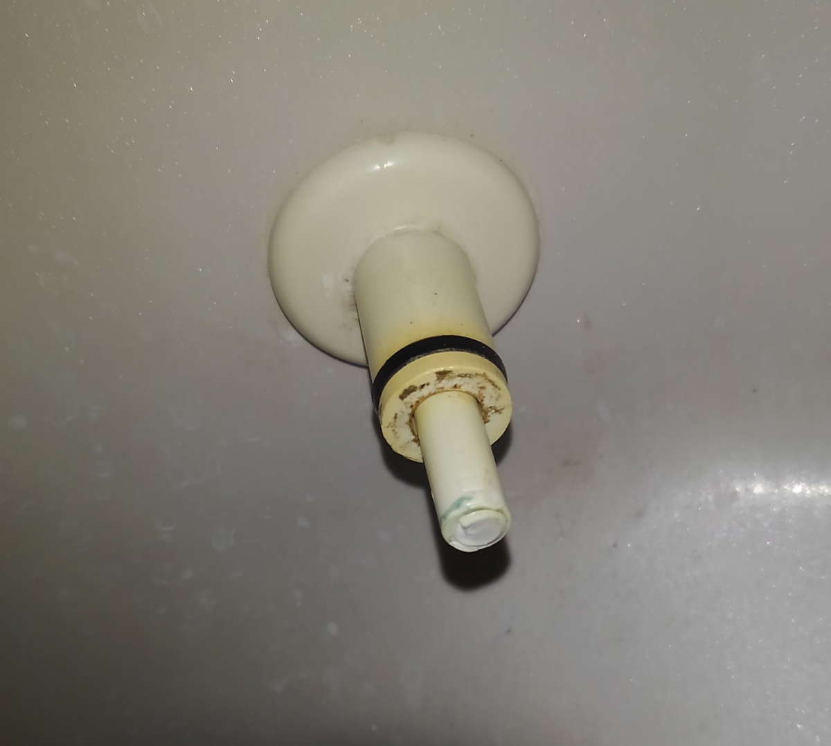 鎌田トーヨー住器の洗面化粧台の排水栓を取り替えました！の施工前の写真2