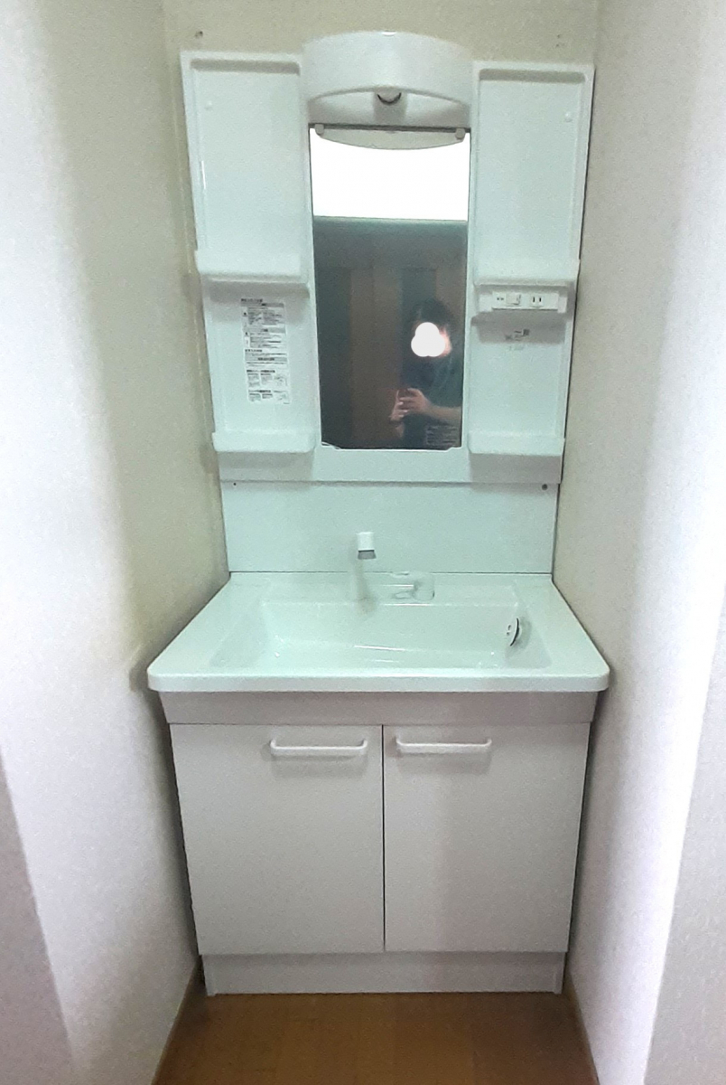 鎌田トーヨーの洗面化粧台取替の施工後の写真1