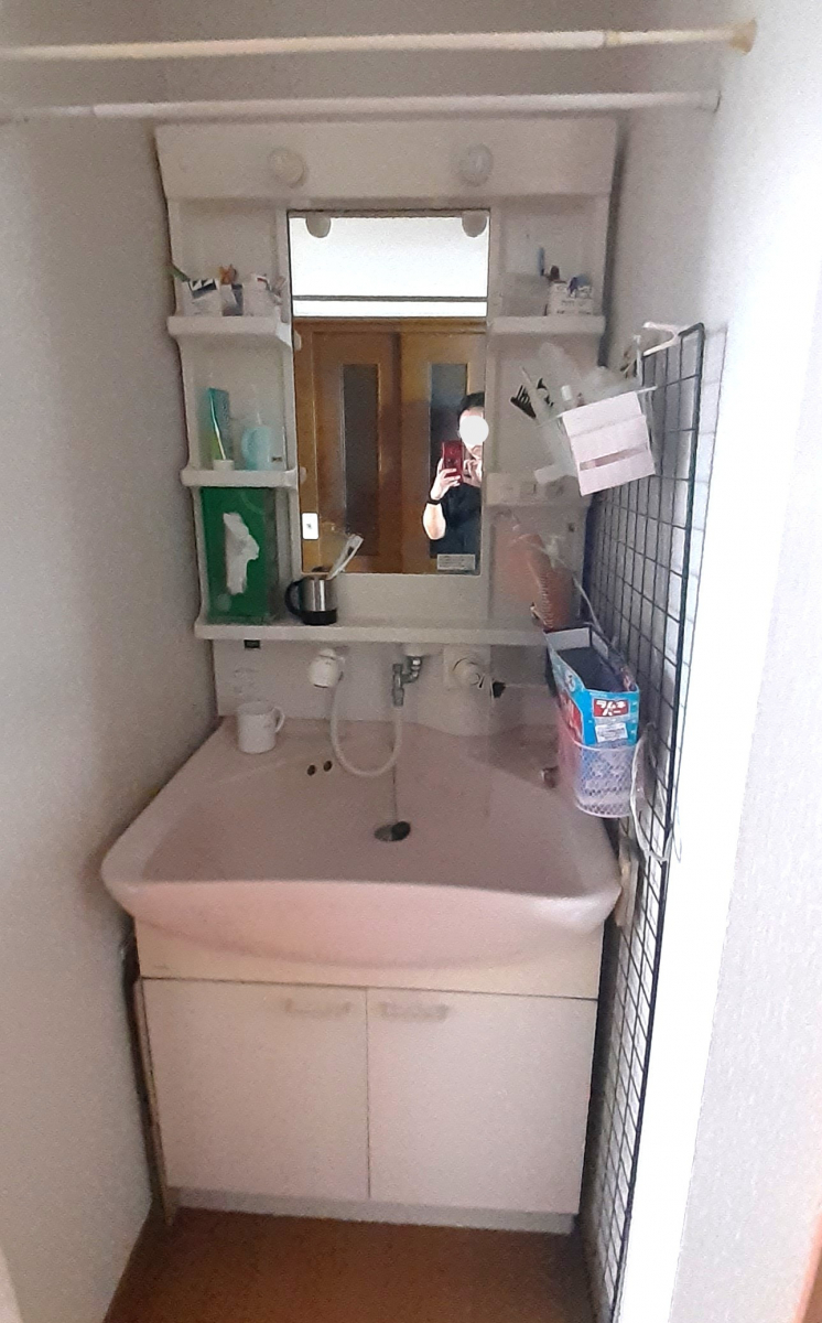 鎌田トーヨーの洗面化粧台取替の施工前の写真1