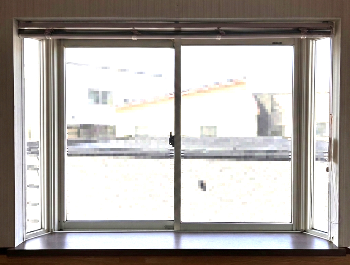 鎌田トーヨーの🏠 施工事例：出窓の「困った」を「快適」に！LIXILインプラスで魔法のリフォーム✨の施工前の写真1