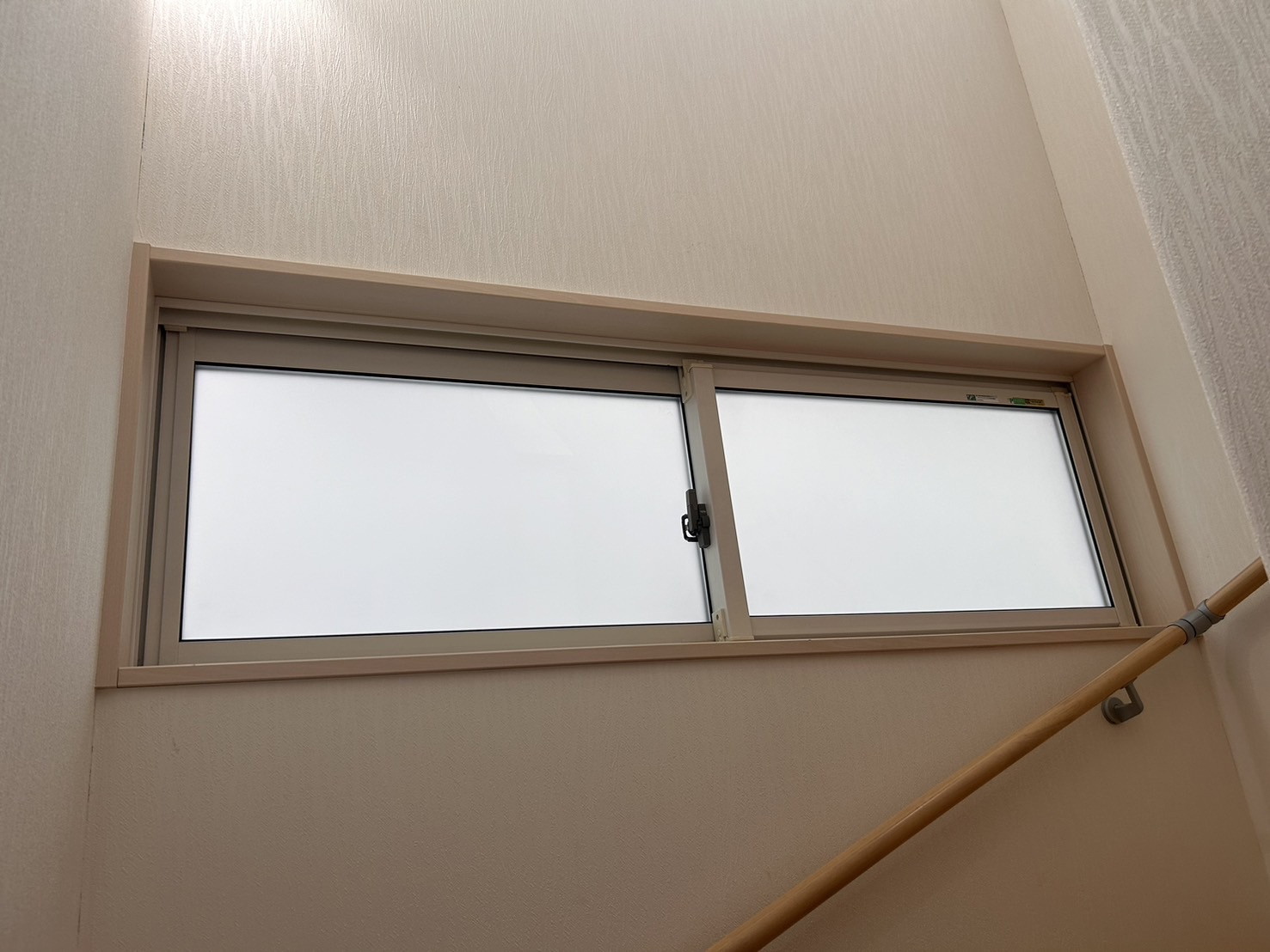 鎌田トーヨーの「階段が寒い…」その原因、この窓でした！🥶【青森・弘前エリアのインプラス施工事例】の施工前の写真1