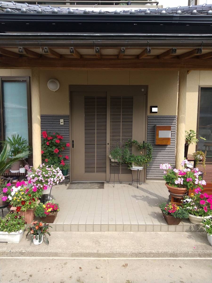 FBT新白河店のリシェントで暖かい玄関に、さらにお花が似合う玄関先に！の施工前の写真1