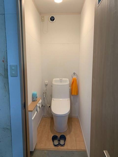 FBT新白河店の工場内に小さな癒しトイレ空間を作りました(*^^*)の施工後の写真3