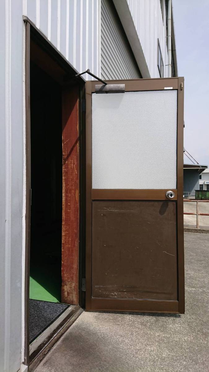 FBT新白河店のドアのパネル交換を施工しました。の施工前の写真1