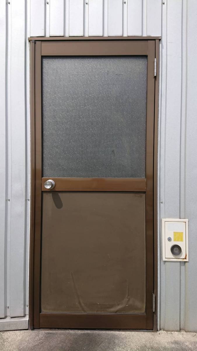 FBT新白河店のドアのパネル交換を施工しました。の施工前の写真2