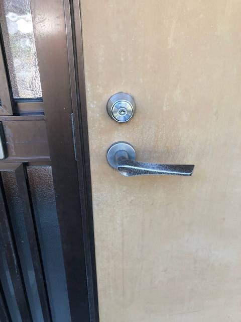FBT新白河店のドアの鍵交換。の施工前の写真1